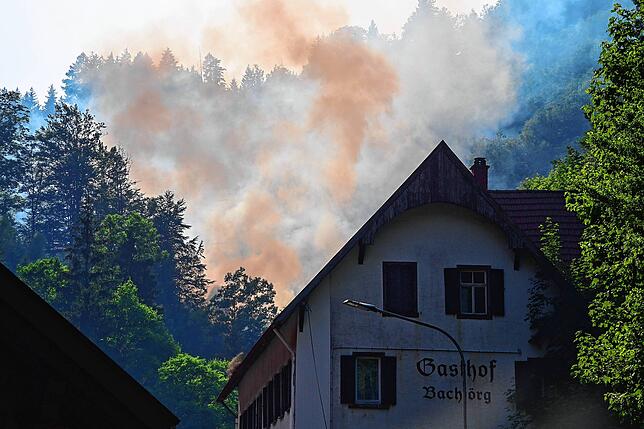Die Rauchsäule ist am Sonntag weit über dem Wald von Schonachbach zu sehen.