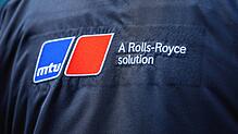 Das Logo der RRPS-Marke MTU auf einer Jacke. Wann kommen Aufträge? Bild: dpa