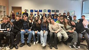 Die achten Klassen der Ten-Brink-Schule mit Lehrern und Referenten Carsten Käfer und Nicolai Tortuga. Foto: Dagmar Wenzler-Beger
