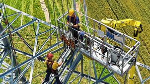 Bauarbeiten an Strommasten (Symbolbild): Im östlichen Kreis Waldshut werden in den nächsten Jahren Überlandleitungen modernisiert.