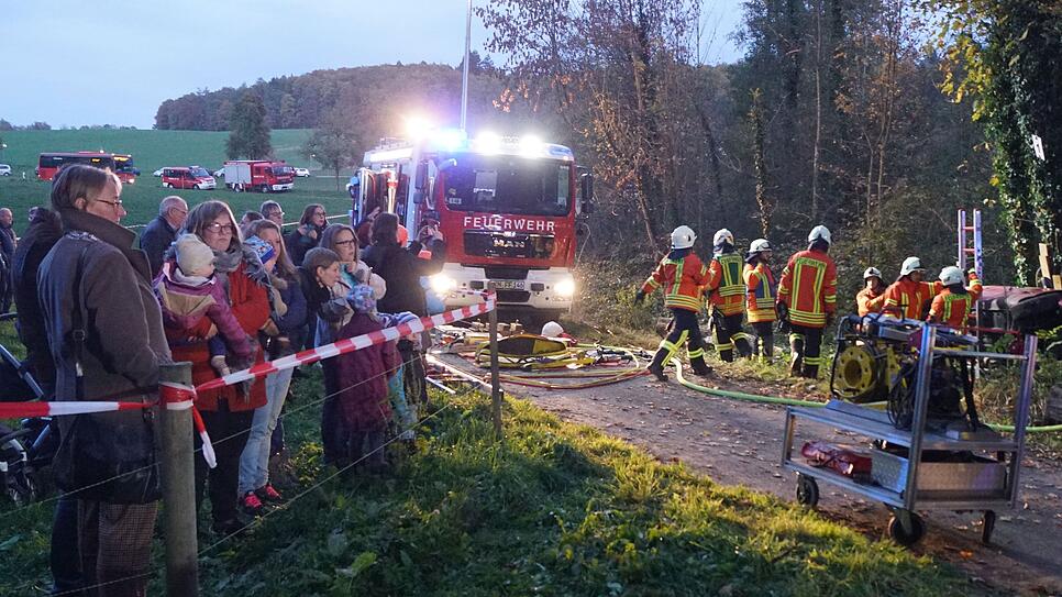 Zuschauer verfolgen gespannt das Übungsszenario.