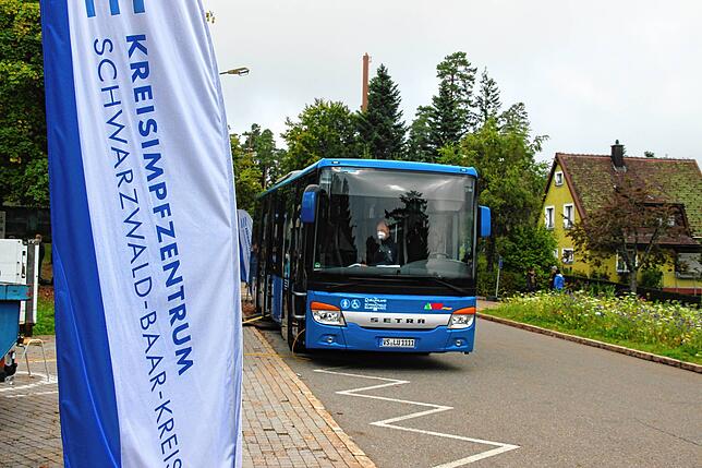 Der Impfbus am Dienstag neben der St. Georgener Stadthalle.