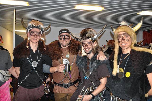 Bild 6: Hugeloh Ball 2025: Diese Bilder zeigen die beste Stimmung in der Mehrzweckhalle