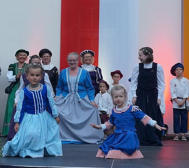 Graziöse Tanzschritte: Lilly Sailer (5, rechts) und Judith Reckermann (4) sind die Nesthäkchen der historischen Trachtengruppe, die bei ...