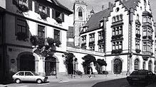 Als die Autos noch über den Marktplatz fahren durften, da dachte noch niemand an ein Bürgerbüro oder gar die farbigen Plakate der ...