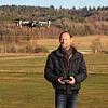 Drohnenpilot Andreas Hammer mit seinem Arbeitsgerät. Der 52-Jährige arbeitet auch als Kameramann und Immobilienmakler.