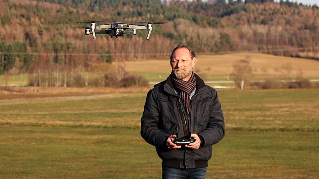 Drohnenpilot Andreas Hammer mit seinem Arbeitsgerät. Der 52-Jährige arbeitet auch als Kameramann und Immobilienmakler.