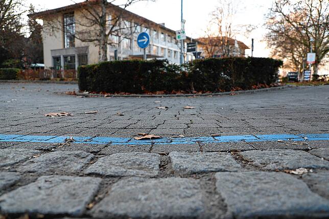 Der Kreisverkehr nach der Fahrradbrücke