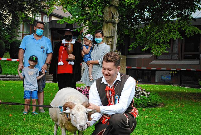Weil Chilbibock Joachim etwas bockte, posiert Familie Adlung aus Dogern mit Abstand mit dem Waldshuter Männle Lothar Schmidt. Vorne ...