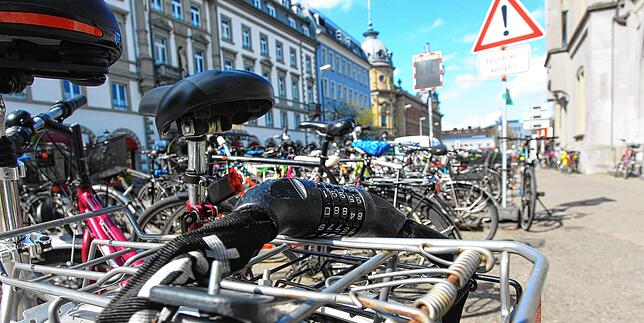 Ein Fahrrad sollte möglichst an einem fest verankerten Gegenstand angeschlossen werden. Das Blockieren der Reifen reicht nicht aus, da ...