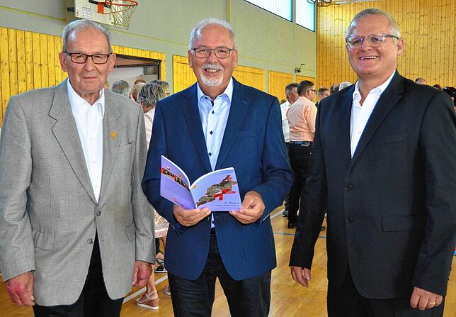 Rolf Weiß sowie Hubert Roth waren Ortsvorsteher von Riedheim und Bernd Brielmayer ist es heute (von links).