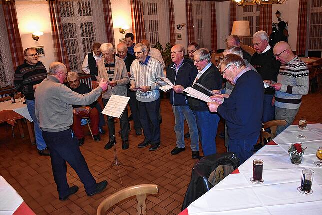 Der Männerchor Berau eröffnete seine Hauptversammlung unter der Leitung von Dirigent Manfred Vonderach schwungvoll mit zwei Liedern.