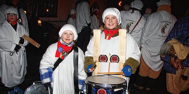 Die Geschwister Leonie (7) und Leonardo (11) trommeln beim Wecken im Paradies. Beide lieben das Schlaginstrument.