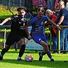 Das Hinspiel gewann der SC Konstanz-Wollmatingen (links Mert Tuncer) auf eigenem Platz mit 3:0 gegen den FC Radolfzell (rechts Moritz ...