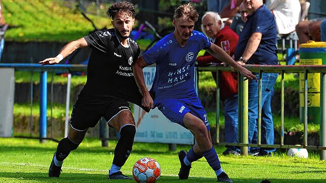 Das Hinspiel gewann der SC Konstanz-Wollmatingen (links Mert Tuncer) auf eigenem Platz mit 3:0 gegen den FC Radolfzell (rechts Moritz ...