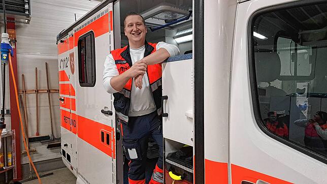 Jan Elekes kurz vor seiner Schicht in seinem Rettungswagen der Malteser Konstanz. Seine Schicht geht von sieben Uhr morgens bis sieben ...