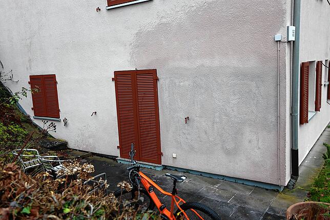 Gesagt, getan: Am Nachmittag des Freitags, 9. Februar, hat eine Reinigungsfirma den gesprayten Schriftzug schon entfernt und die Wand ...