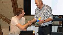 Mönchweilers Bürgermeister Rudolf Fluck (stehend) bedankt sich bei Patrick Haas für dessen Einsatz als Jugendkoordinator. Bild: Cornelia ...