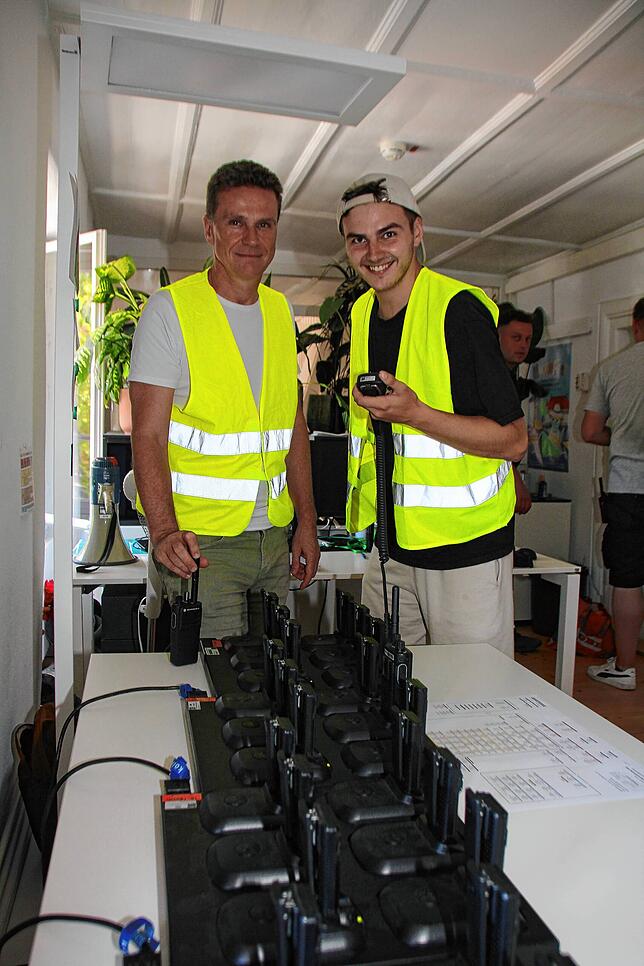 Immer verbunden mit den Helfern: Eric Thiel (links) und Felix Arnold von der MTK.
