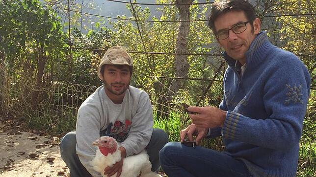 Martin Wikelski (rechts), Direktor des Max-Planck-Instituts für Ornithologie besendert mit einem italienischen Bauern Tiere auf einem ...