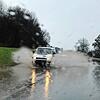 Regen und Schmelzwasser haben am Freitagnachmittag auch die B 33 bei Markdorf überflutet. Autos sorgten so für riesige Wasserfontänen ...