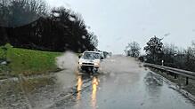 Regen und Schmelzwasser haben am Freitagnachmittag auch die B 33 bei Markdorf überflutet. Autos sorgten so für riesige Wasserfontänen ...