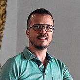 Pfarrer Armin Nagel, katholischer Priester für den Bodanrück, segnet auch homosexuelle Paare. Er steht am Pult der Litzelstetter Kirche, ...