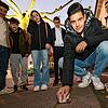 Auf unserem Foto übernimmt der Schüler Burak Cetingöz die Reinigung des Erinnerungssteines auf dem Seetorplatz.
