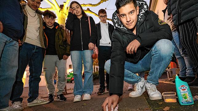 Auf unserem Foto übernimmt der Schüler Burak Cetingöz die Reinigung des Erinnerungssteines auf dem Seetorplatz.