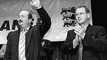 Eine Szene aus der Wehrer Stadthalle am 19. Juli 1997: Der Bundesvorsitzende der Republikaner, Rolf Schlierer (rechts), spendet dem ...