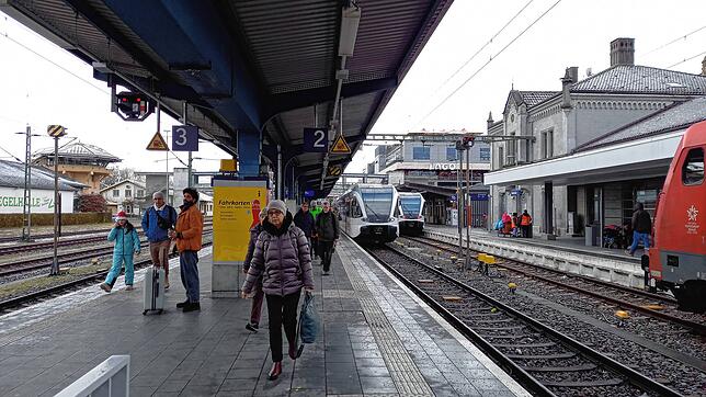 Der Konstanzer Bahnhof funktioniert als doppelter Kopfbahnhof. Das heißt, dass Richtung Schweiz und Richtung Deutschland Züge ein- und ...