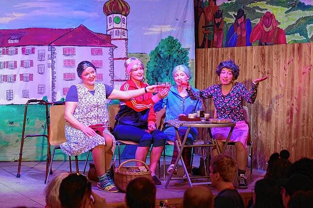 Mit viel Humor halten sie den Bürgern den Narrenspiegel vor (von links): Nicole Bilger, Selina Müller, Monika Binder und Jasmin Trüb.