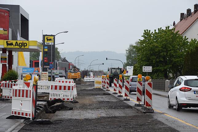 Zu den Tankstellen und anderen Anliegern sind Zufahrten zwischen den Baken. Bild: Ramona Löffler