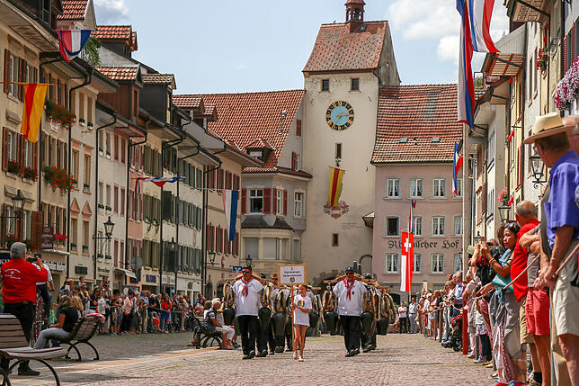 Die Waldshuter Chilbi ist eng mit der Geschichte der Region verbunden. Das zeigt sich vor allem am großen Umzug durch die Kaiserstraße ...