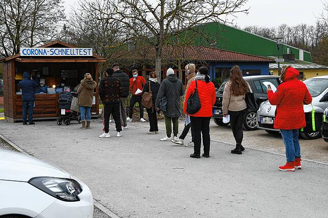Am frühen Nachmittag ist die Schlange an der Teststation auf der Offwiese einigermaßen übersichtlich. Der Andrang hat auch dort spürbar ...