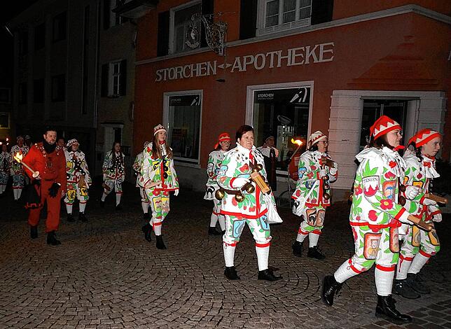 Mit viel Lärm: Beim Wecken ab sechs Uhr sind in Tiengens Gassen an vorderster Front die Katzenrölli (Zunftgruppe) mit ihren Schellen und ...
