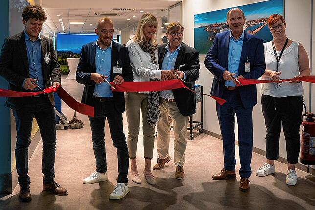 Matthias Utz, Martin Enk-Pieper, Silke Klostermann, Jens Degner, Claus-Dieter Wehr und Kathleen Becker (von links) durchtrennen das Band ...