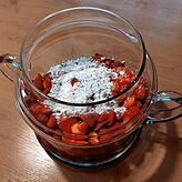 Die Erdbeeren werden geviertelt und im Bowleglas mit dem Puderzucker bestreut.