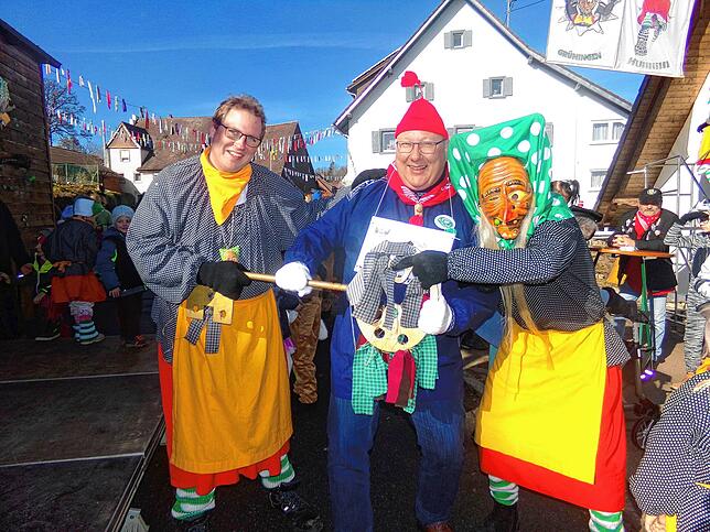 Grüningens Ortsvorsteher Michael Böhm hat nun gut Lachen, denn die Rebberghexen mit Stephan Storm an der Spitze, haben nun den Schlüssel ...