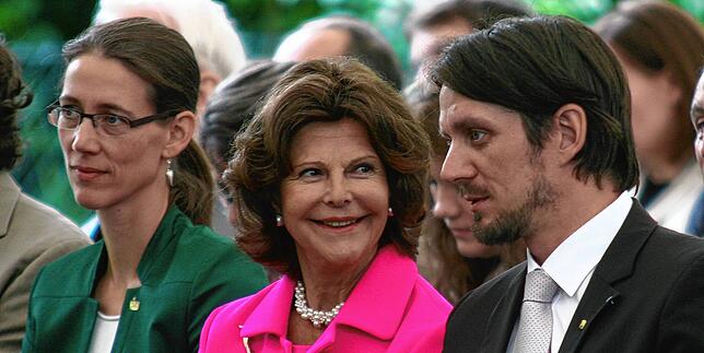 (Archivbild) Königin Silvia war im Jahr 2014 auf der Insel bei der gräflichen Familie zu Gast. Auf diesem Bild sitzt sie zwischen Gräfin ...