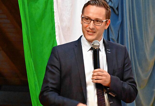 Der Hohenfelser Bürgermeister Florian Zindeler gratuliert im Namen der Verwaltungsgemeinschaft Stockach.