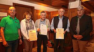 Vertrauensmann Vinzenz Greber (links) ehrt Margit und Wolfgang Stingel für 30 Jahre Mitgliedschaft in der Ortsgruppe Schwenningen. ...