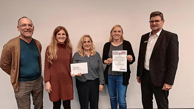6. Platz: Der Förderverein der Anton-Leo-Schule Bad Säckingen darf sich über 1800 Euro freuen. Von links: Markus Vonberg, Maria ...