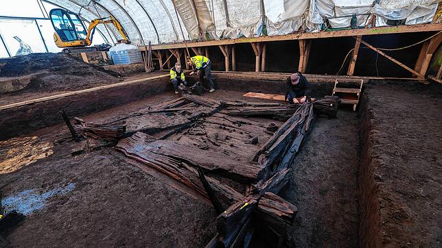Mitarbeiter des Landesamtes für Denkmalpflege arbeiten bei Riedlingen an der komplett erhaltenen Grabkammer aus Holz.