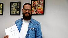 Nicht ohne Stolz präsentiert Michael Engst seine Ernennungsurkunde zum neuen Rektor der Realschule Triberg.  Fotos: Hans-Jürgen Kommert