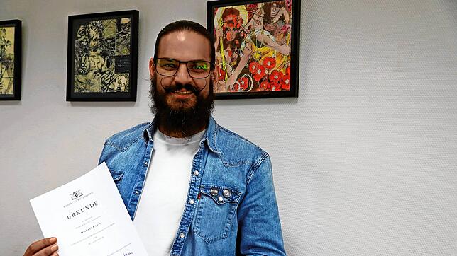 Nicht ohne Stolz präsentiert Michael Engst seine Ernennungsurkunde zum neuen Rektor der Realschule Triberg.  Fotos: Hans-Jürgen Kommert