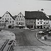 Der Adlerplatz 1970 mit Blick auf den Eingang zur Innenstadt. Links die noch nicht zurückgebaute Haberhalle sowie Tankstelle und ...