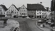 Der Adlerplatz 1970 mit Blick auf den Eingang zur Innenstadt. Links die noch nicht zurückgebaute Haberhalle sowie Tankstelle und ...