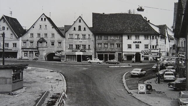 Der Adlerplatz 1970 mit Blick auf den Eingang zur Innenstadt. Links die noch nicht zurückgebaute Haberhalle sowie Tankstelle und ...