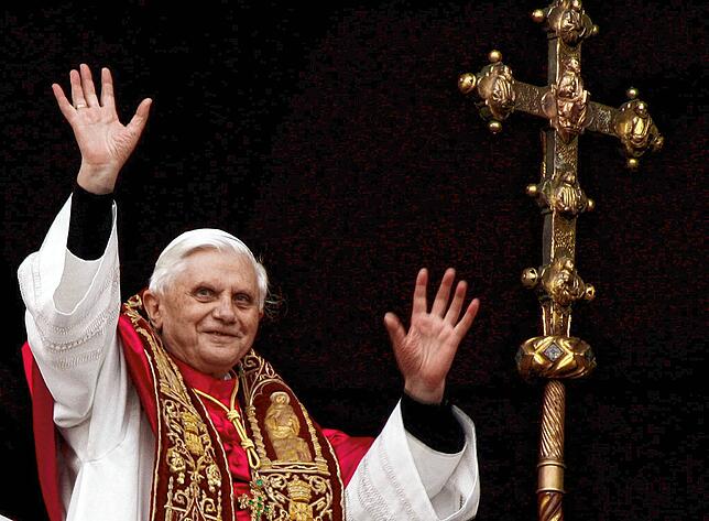 Papst Benedikt XVI. winkt am 19. April 2005 nach seiner Wahl vom Balkon des Petersdoms.